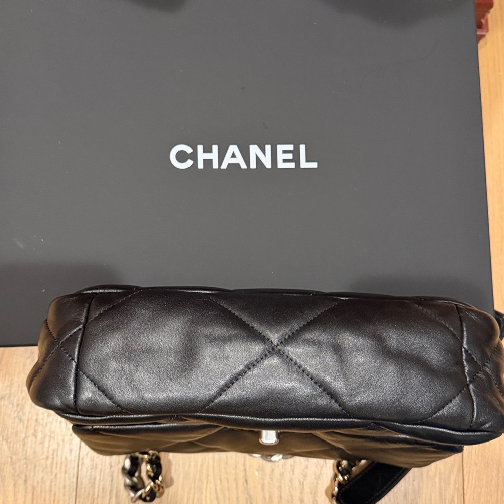 Chanel 19 small silver hardware with box and dust bag excellent condition - Picture 6 of 6